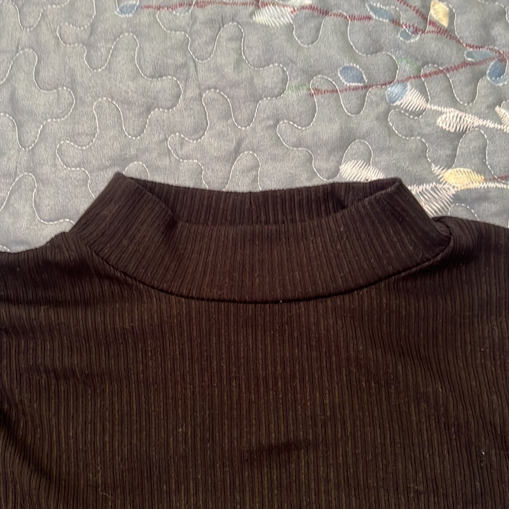 Basic Ribbed Black Crop Top - Picture 2 of 3